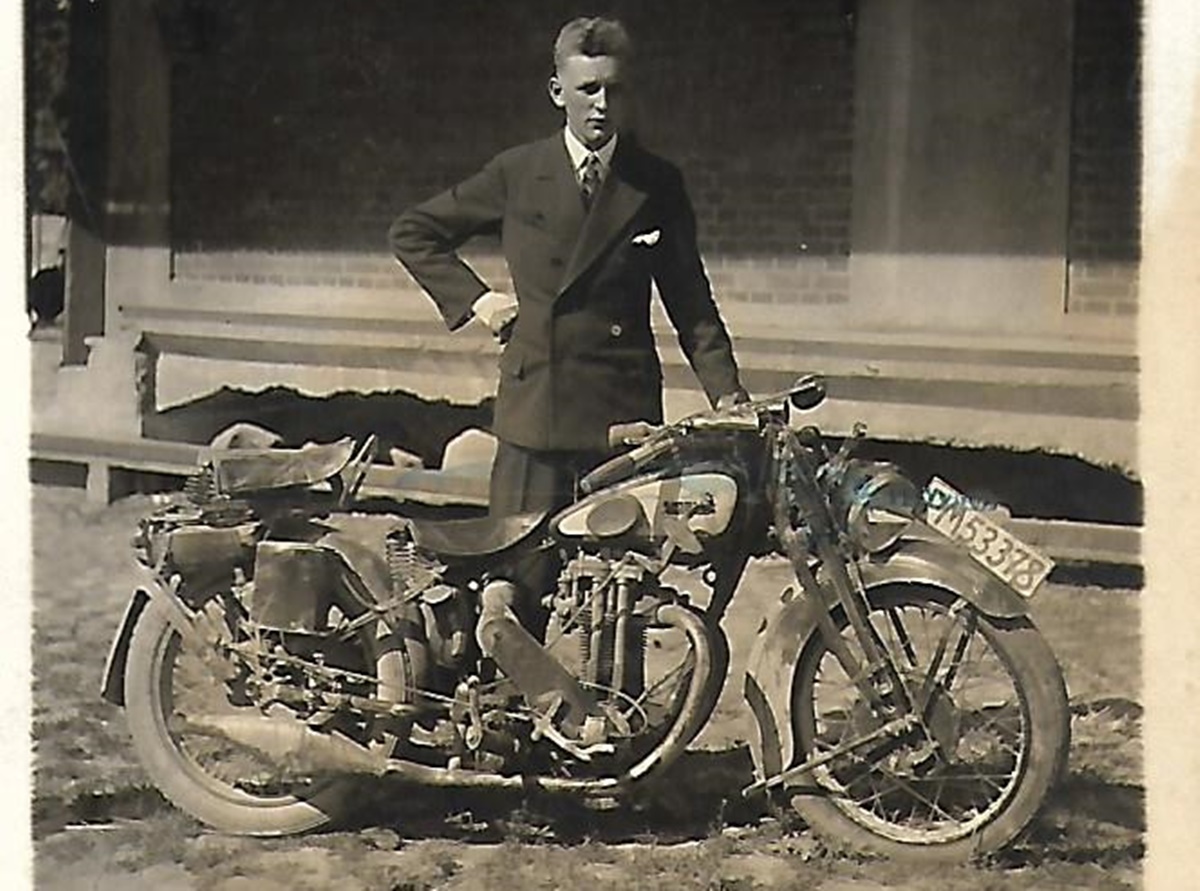 Na fotografii Bernard Macholla, krewny Józefa Macholli, także miłośnik motoryzacji. fot.Ze zbiorów Muzeum Kaszubskiego w Kartuzach